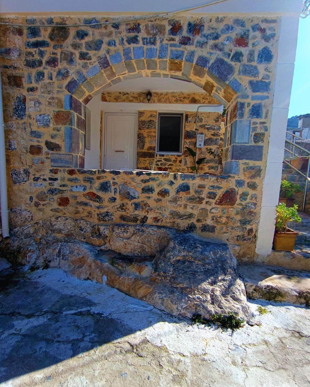 Roza Stone Studio & Suite Goníai Dış mekan fotoğraf